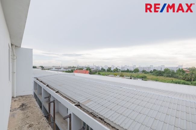 ขายอาคารพาณิชย์ติดถนนพุทธสาคร 8 เลน ราคาถูกคุ้มค่า 4.5 ชั้น 2 คูหาทะลุกัน สภาพดีไม่เคยเข้าอยู่