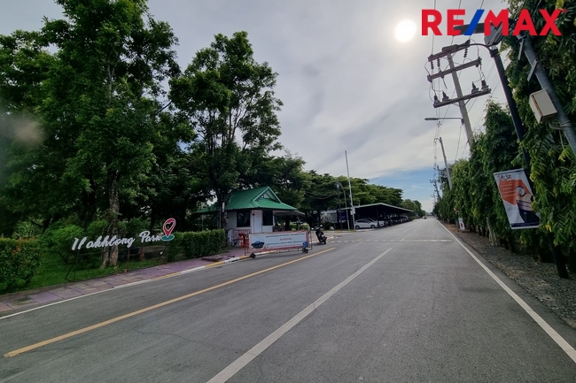 ขายที่ดินปทุมธานี คลองหลวง คลองหนึ่ง ใกล้ถนนพหลโยธิน ผังเมืองสีส้ม ซ.เทพกุญชร29 เนื้อที่ 2ไร่(ตามโฉนด) หน้ากว้างติดถนน ประมาณ 94x34 เมตร สี่เหลี่ยมผืนผ้า ล้อมรอบไปด้วยที่อยู่อาศัยหอพักอพาร์เม้นท์และแหล่งการค้า