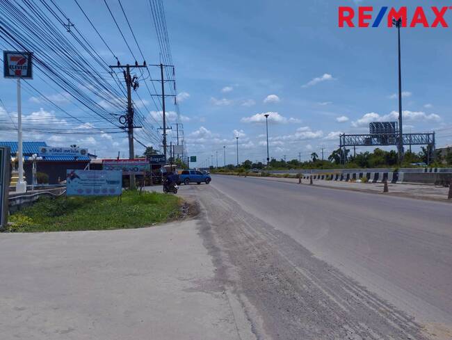 ขายที่ดิน สามโคก ปทุมธานี ใกล้ถนนเชียงรากใหญ่ ใกล้มหาวิทยาลัยธรรมศาสตร์ รังสิต หน้าแปลงติดถนนสาธารณะ รูปแปลงสี่เหลี่ยมสวย เหมาะทำที่พักอาศัย